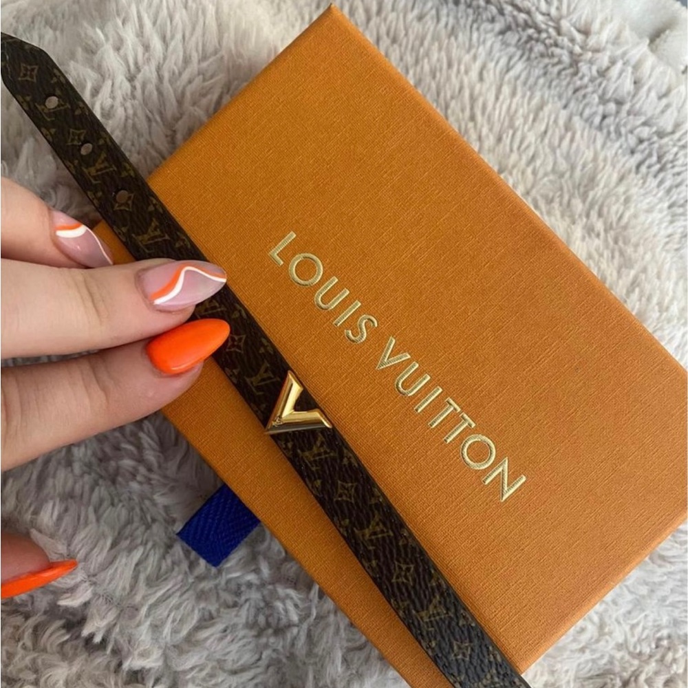 AUTHENTIC LOUIS VUITTON “ESSENTIAL V BRACELET”! BRAND NEW- still in packaging!!
